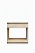 Mueble recibidor maderado claro.