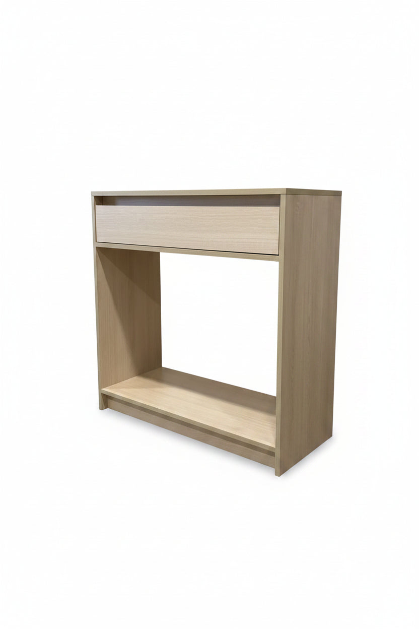 Mueble recibidor maderado claro.